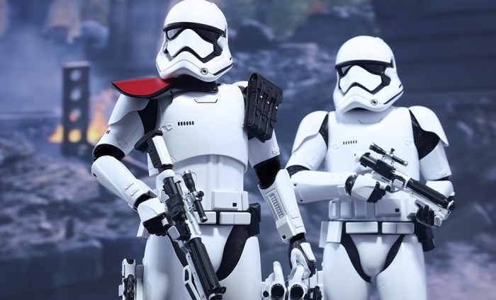 star-wars-first-order-stormtrooper-officer-stormtrooper-set-sixth-scale-hot-toys-feature-902604